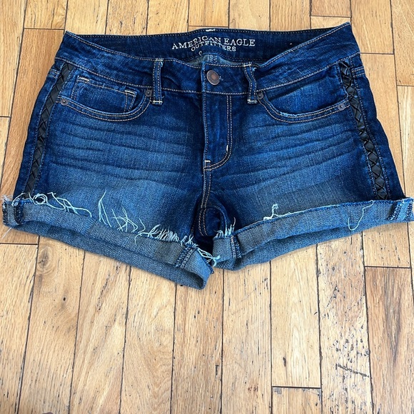 AMERICAN EAGLE leather braided hip, distressed hem stretch shorts. Size 8. EUC. - Picture 3 of 11